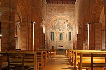 la navata centrale della basilica di Santa Maria in Calvenzano a Vizzolo Predabissi (Milano) - obrazy, fototapety, plakaty