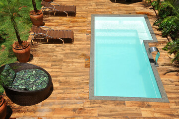 piso com cascata em piscina, chão porcelanato deck amadeirado textura em area externa de lazer 