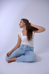 mulher  a vontade pose de modelo usando calça jeans 