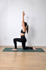 mulher praticando exercio yoga  - obrazy, fototapety, plakaty