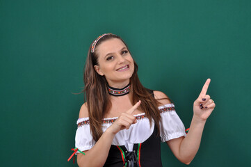 Propaganda Com Espaço Da Cópia Formato Da Bandeira Empregada camponesa anúncia oktoberfest,...