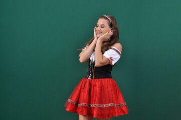 Propaganda Com Espaço Da Cópia Formato Da Bandeira Empregada camponesa anúncia oktoberfest,...