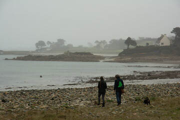Groupe de randonneurs en bord de mer dans le Trégor - Bretagne France