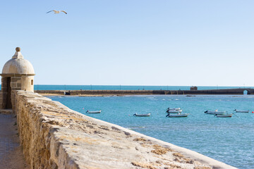 Bastion of Cadiz with a sentry box in the background, the Caleta and the Canal Bridge. © Joaqun
