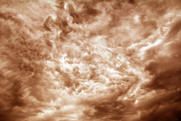 Eine fantastisch schöne Wolkenlandschaft in Peach Fuzz