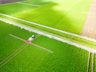 Machine for spraying chemical additives onto a field