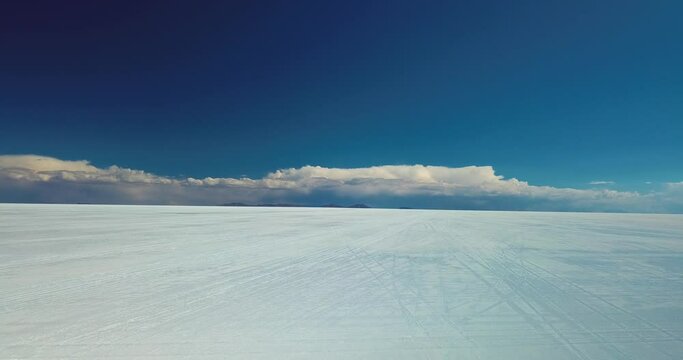 Video drone 4k Salar d'Uyuni Uyuni, Bolivie pendant saison de pluie