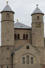 Fototapeta na wymiar Fassade der Stiftskirche St. Chrysanthus und Daria in Bad Münstereifel