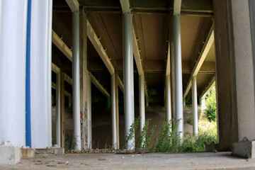 Obraz premium Extra support pillars as additional reinforcements due to extra bridge lanes