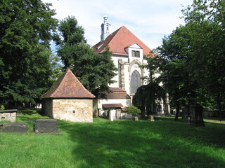 Fototapeta na wymiar Nikolaifriedhof mit Nikolaikirche in Görlitz