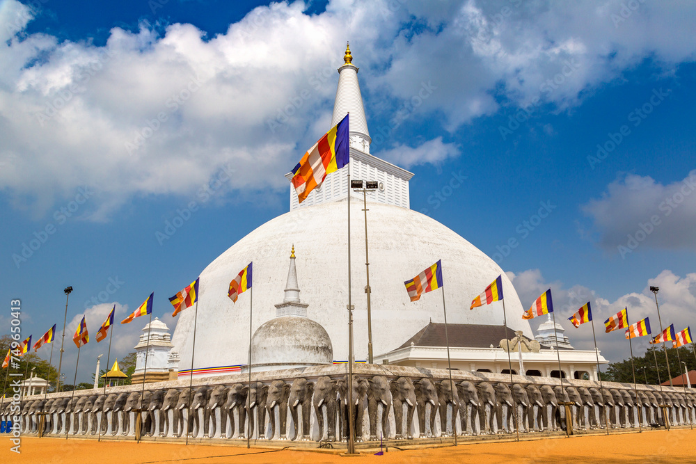 Wall mural White Ruwanwelisaya stupa in Sri Lanka