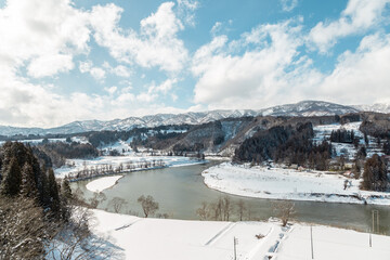 雪に覆われた広大な田舎の自然の風景	