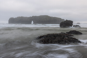 Fototapeta premium The ocean is calm and the rocks are scattered around the shore