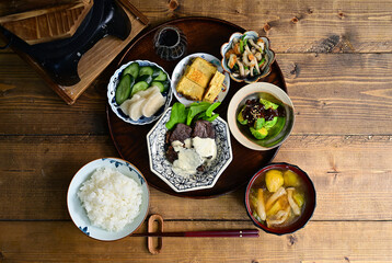 ご飯とたくさんのおかず