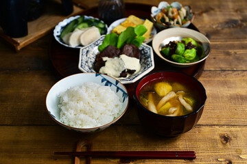 ご飯とたくさんのおかず