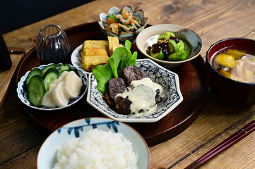 ご飯とたくさんのおかず