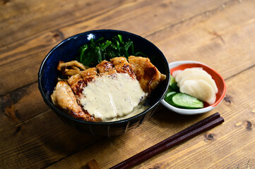 豚マヨチーズソース丼