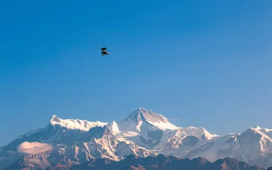 Crédence de cuisine en verre imprimé Annapurna flying ultralight aircraft over the Mount Annapurna range in Nepal.