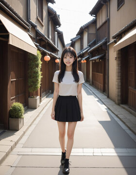 古い日本家屋が立ち並ぶ通りを旅行中の若い女性