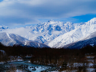 Fototapeta premium 冬の白馬村 冠雪した北アルプスと五竜岳