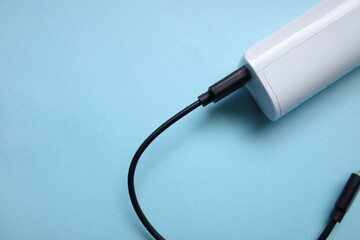 白いモバイルバッテリー USBケーブル - obrazy, fototapety, plakaty