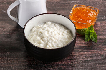 Grain curd with cream and jam