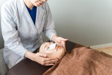 美容外科で整形手術後の経過観察・経過確認を受ける女性

