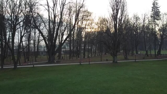 Pogodny jesienny słoneczny dzień w parku w porze jesiennej