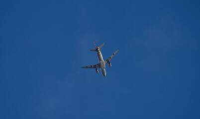 fliegendes Flugzeug am blauen Himmel