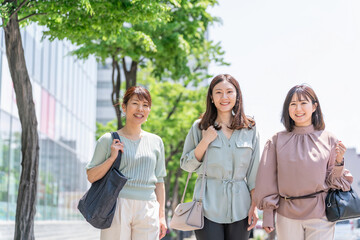 街を歩くビジネスウーマン・OL・女性・同僚・ママ友・女友達（買い物・旅行・女子旅）
