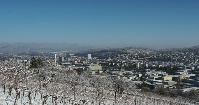Verschneite Landschaften rund um die Innenstadt von L&ouml;rrach im Schwarzwald vom Wanderweg entlang des Tullinger Weinbergs aus gesehen
