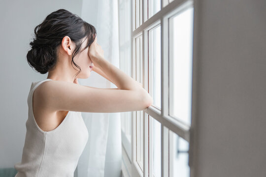 家で泣く・号泣・悲しい気分で過ごす女性
