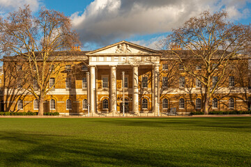 London Since 1985, Saatchi Gallery has presented contemporary art exhibitions 