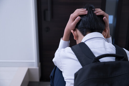 学校に行けずに落ち込む子ども　不登校など社会問題の顔無しイメージ　