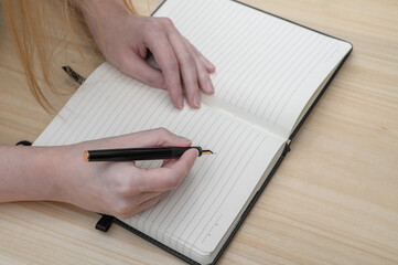 Studentka robiąca notatki w notesie 