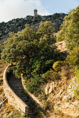 Escaliers dans les Pyrénées Orientales. Escalier en colimaçon à Collioure. Paysage de montagne....