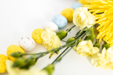 Obraz na płótnie Canvas easter eggs and daffodils
