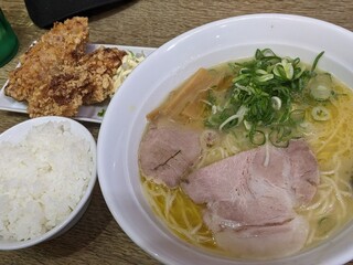 ラーメンと鶏唐揚げのセット