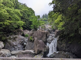 山中の岩がゴロゴロした滝