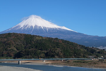 川越しの富士山