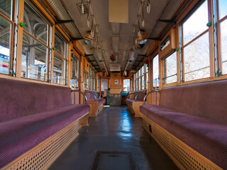 レトロな電車の車内