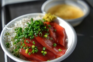 漬けマグロと釜揚げシラスの二色丼