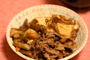 甘辛の味付けの肉豆腐