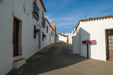 Casas blancas en las calles encaladas de un pequeño pueblo andaluz. Calle La Portela de Sanlúcar...