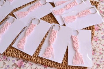 Wedding favors handmade macrame key chain pink color, custom guest gifts for baby shower, birthday, first communion souvenir