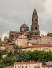 Cathédrale Notre-Dame intégrée dans le tissu urbain au Puy-en-Velay, Haute-Loire, France