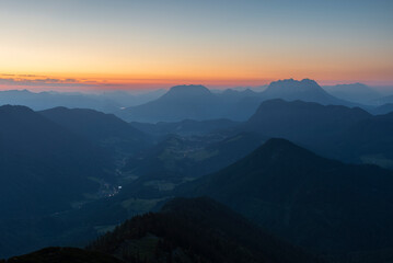 Morgendämmerung über dem Thierseetal und dem Kaisergebirge, Tirol, Österreich