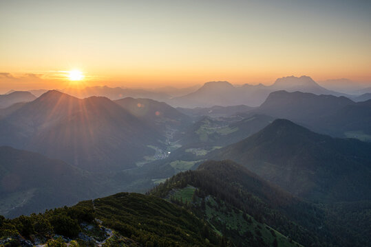 Sonnenaufgang über dem Thierseetal und dem Kaisergebirge, Tirol, Österreich