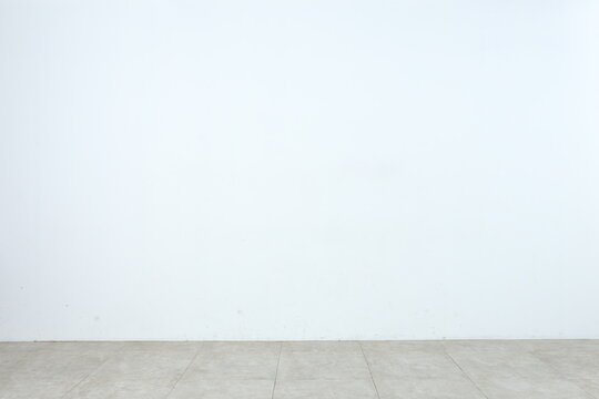 One corner of the room has a blank white wall that can be used as a photo background