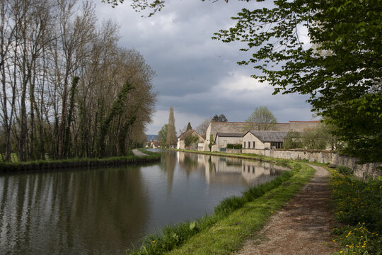 Balade au bord du canal du Centre, en Bourgogne